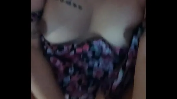 Menina asiatica sendo perfurada com